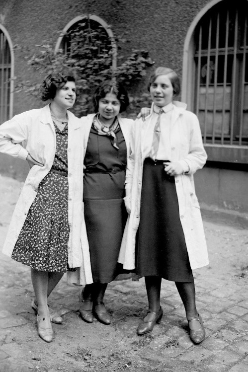 Alice with two fellow students at Städelschule, 1931